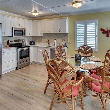 Beach Getaway Pool Condo Between The Island Marina And Beach Bradenton Beach Zewnętrze zdjęcie