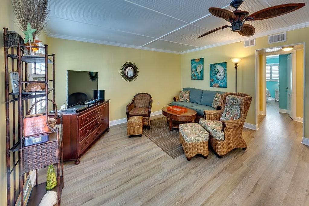 Beach Getaway Pool Condo Between The Island Marina And Beach Bradenton Beach Zewnętrze zdjęcie