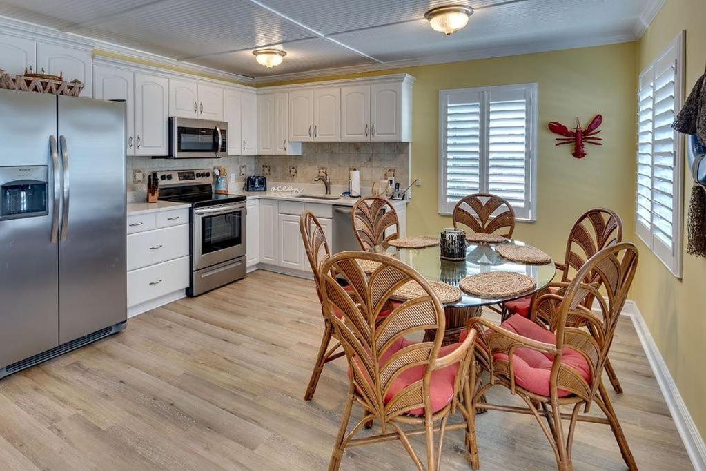 Beach Getaway Pool Condo Between The Island Marina And Beach Bradenton Beach Zewnętrze zdjęcie